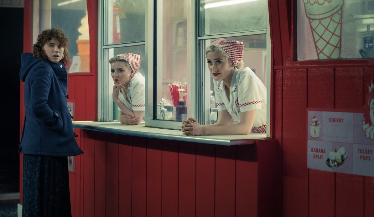 Jessie Buckley as Young Woman and Hadley Robinson as Laurey in I'm Thinking Of Ending Things. NETFLIX © 2020